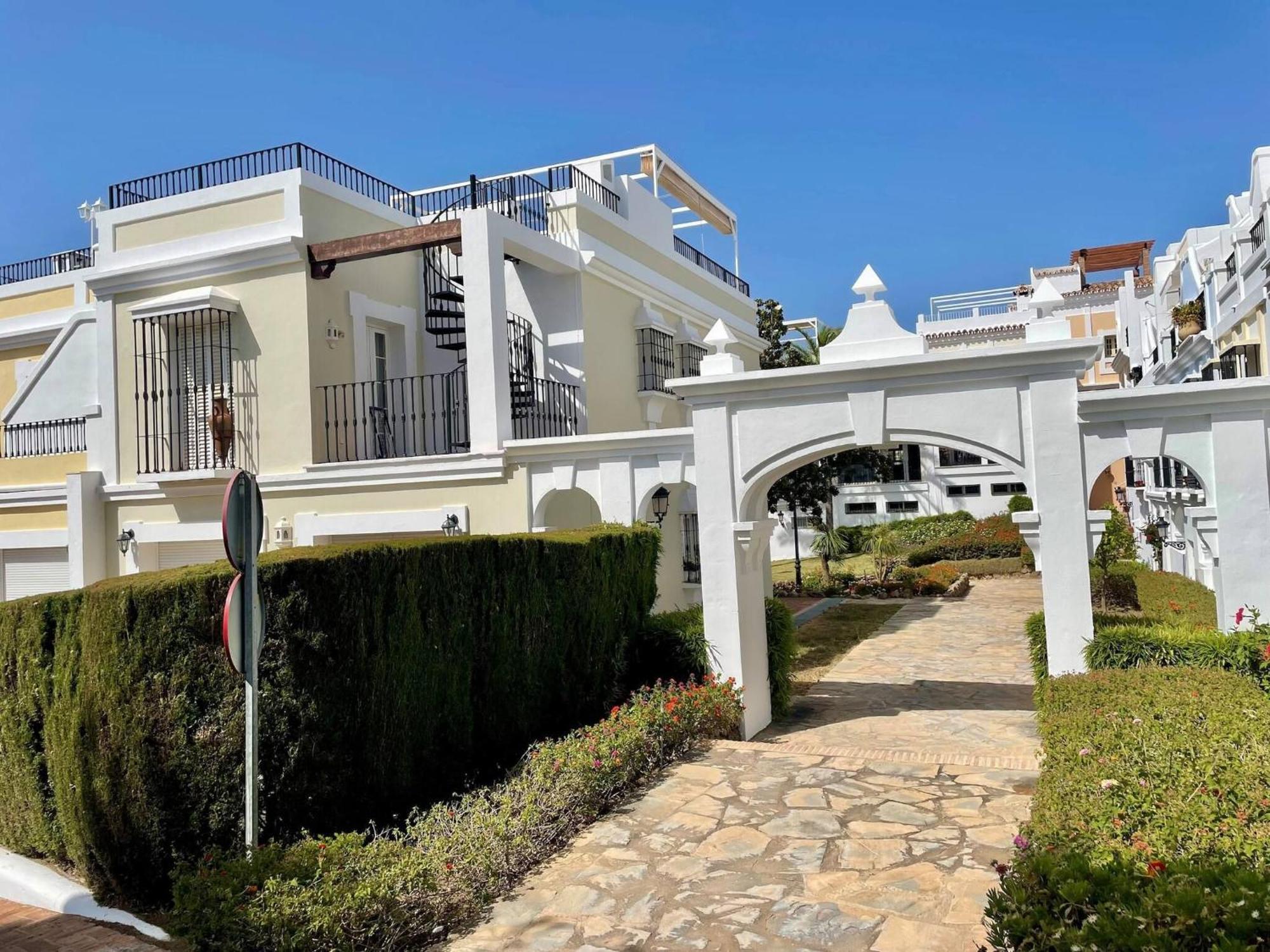 Luxury Townhouse Sea Views 10 Min From Puerto Banus Marbella